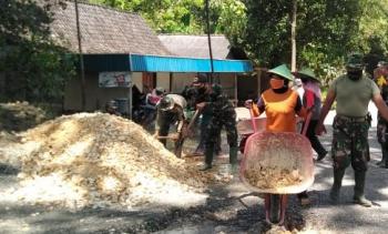 Tuntas 100 Persen, Satgas TMMD 110 Bojonegoro Urug Berem Jalan Aspal Ngrancang
